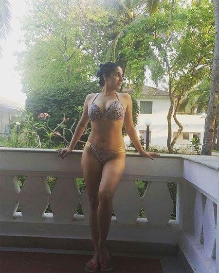 Indian Famous Singer Neha Bhasin Poses in Bikini Photos