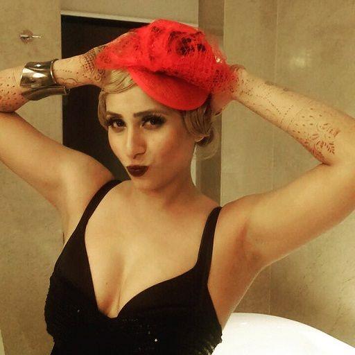 Indian Famous Singer Neha Bhasin Poses in Bikini Photos