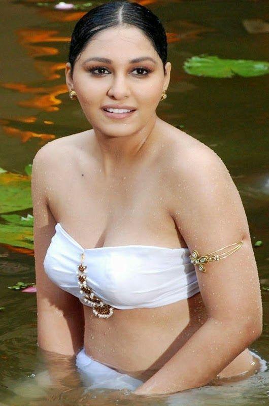 Pooja Chopra Hot & Sexy Wet Navel Show Photos
