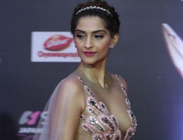 Sonam Kapoor Hot Clevage Stills at Sansui Stardust Awards 2016