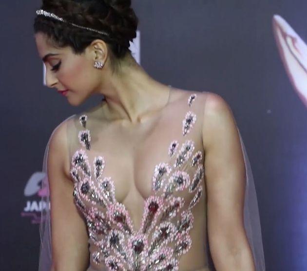 Sonam Kapoor Hot Clevage Stills at Sansui Stardust Awards 2016
