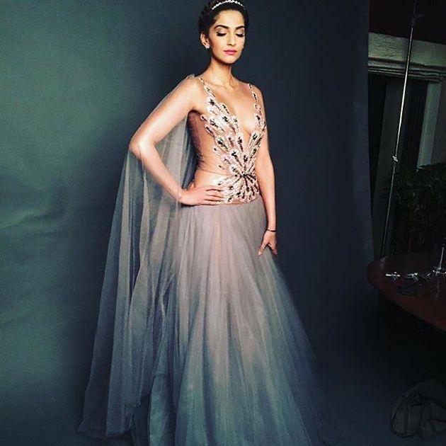 Sonam Kapoor Hot Clevage Stills at Sansui Stardust Awards 2016