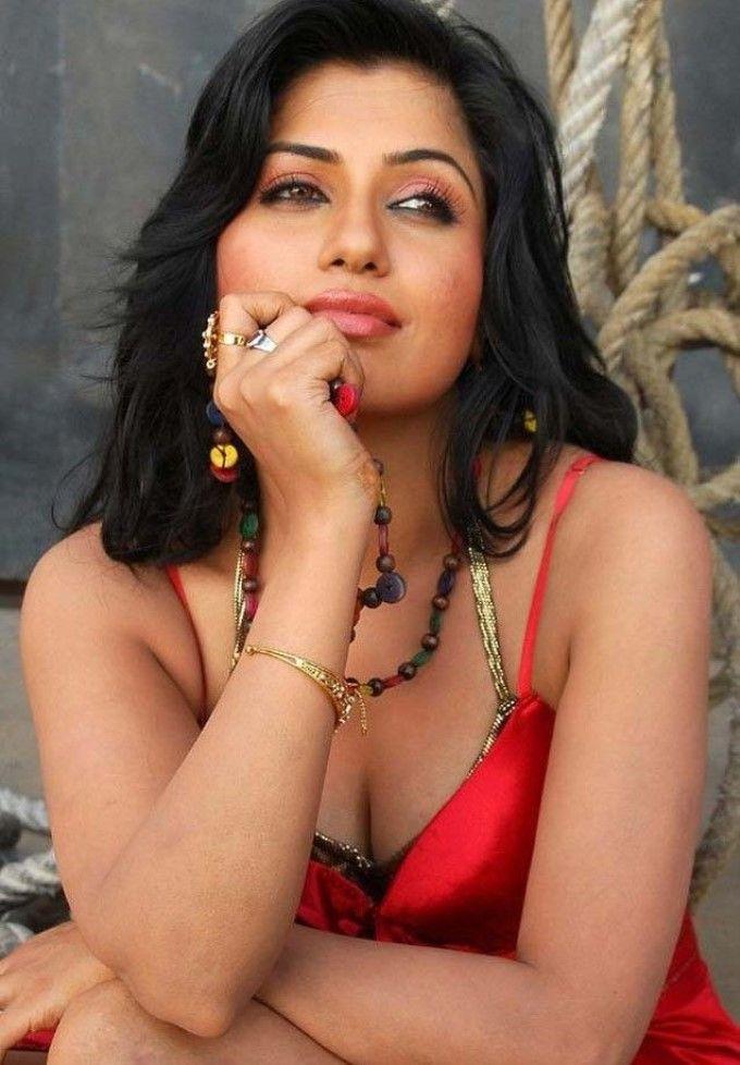 South Indian Masala Actress Cleavage & Navel Exposing Photos