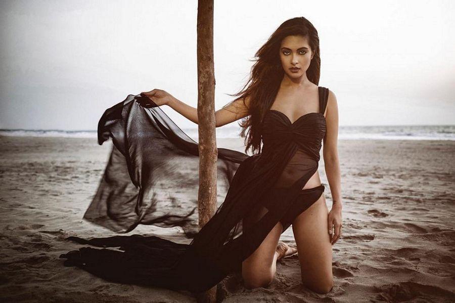 Stunning Hot Pics of Riya Sen will take your breath away