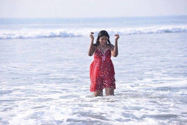 Swathi Naidu’s Latest Hot HD Photos At Beach