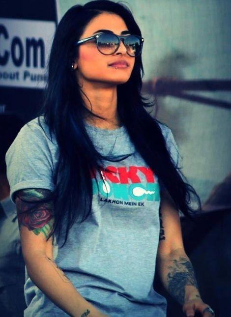 Vj Bani HOT Gym Bodybuilding Workout in public