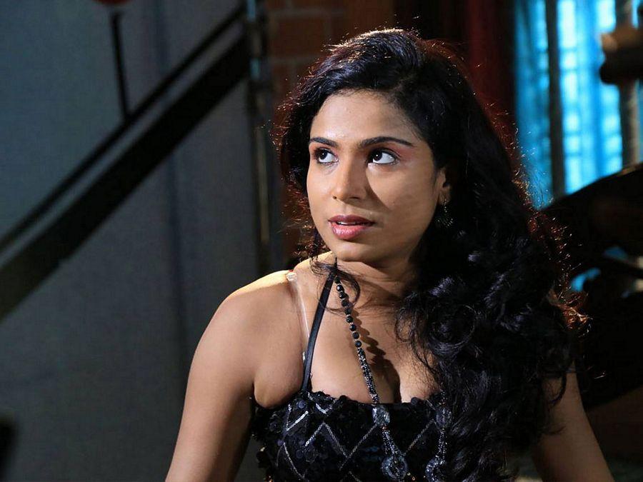 Vrushali Gosavi Hot Navel Show Photos
