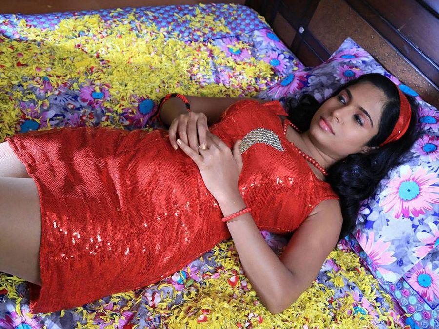 Vrushali Gosavi Hot Navel Show Photos
