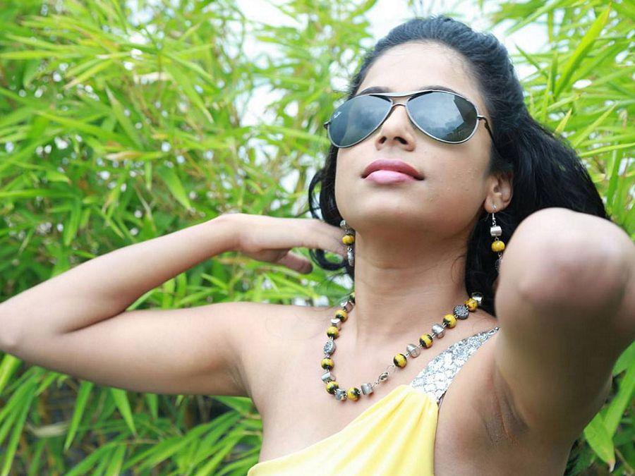 Vrushali Gosavi Hot Navel Show Photos