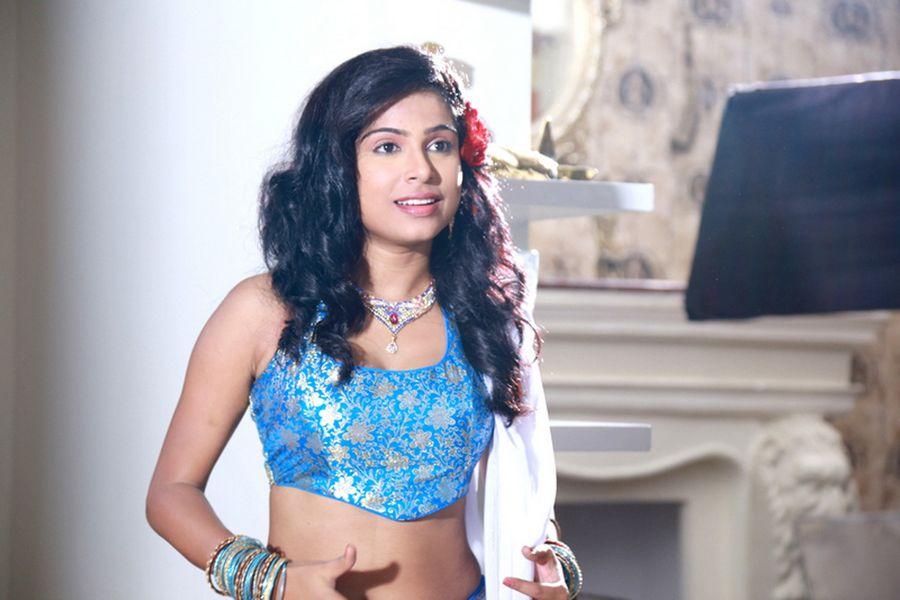 Vrushali Gosavi Hot Navel Show Photos