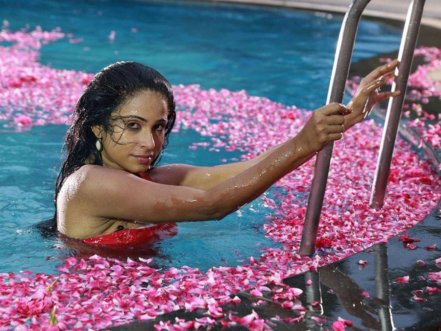 Vrushali Gosavi Hot Navel Show Photos