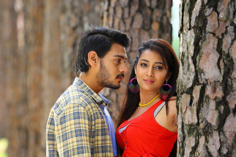 Iddari Madhya 18 Movie Latest Stills