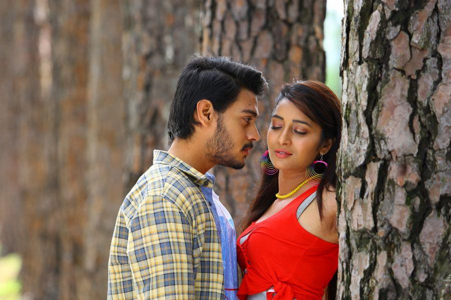 Iddari Madhya 18 Movie Latest Stills