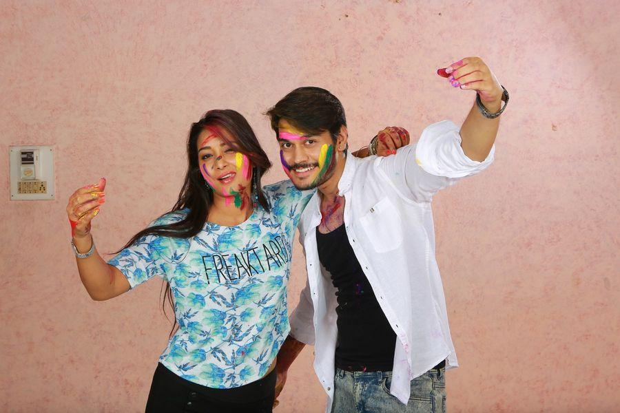 Iddari Madhya 18 Movie Latest Stills