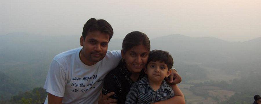 Serial Actress Sravani Rare & UNseened with Family Photos