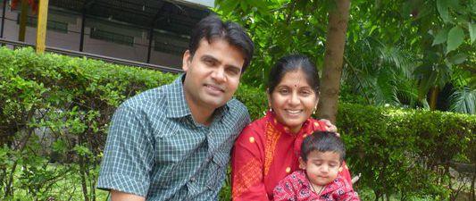 Serial Actress Sravani Rare & UNseened with Family Photos