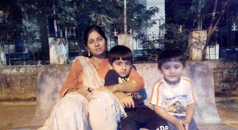 Serial Actress Sravani Rare & UNseened with Family Photos
