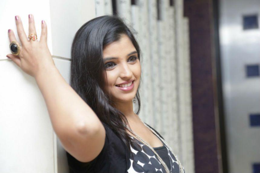 Telugu TV Anchor Shyamala Rare & UNseened Photos