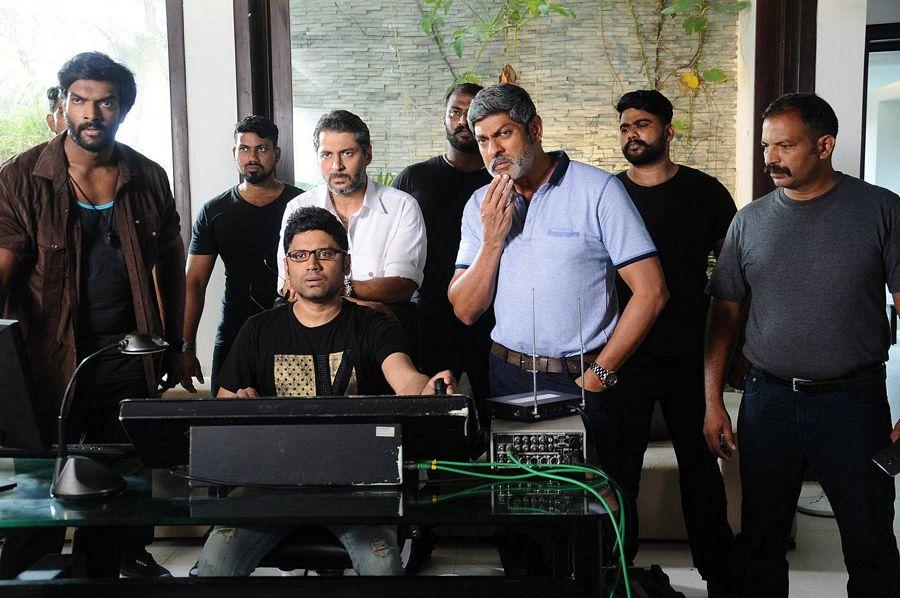 Vishal Okkadochadu Telugu Movie Stills