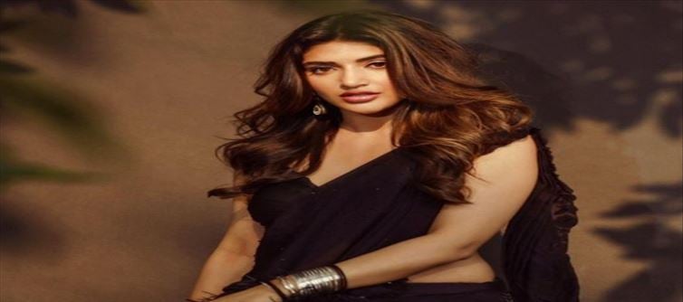 Mahesh Babu vs Pawan Kalyan.! Srileela Dodges her Choice..