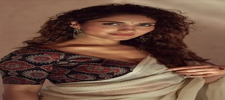 Ruhani Sharma's Mesmerizing Saree Look.!