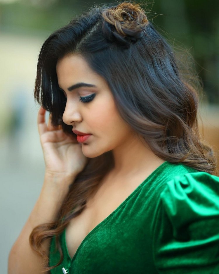 Ashu Reddy Amazing New Hot Stills