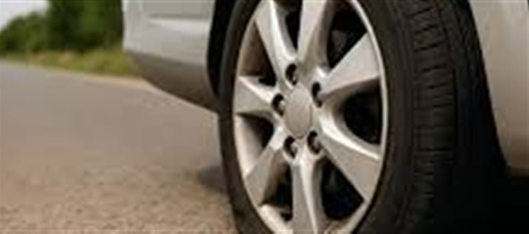 🚨 Sudden Flat Tyre on the Road: 6 Things You Should Do First and Why It Matters