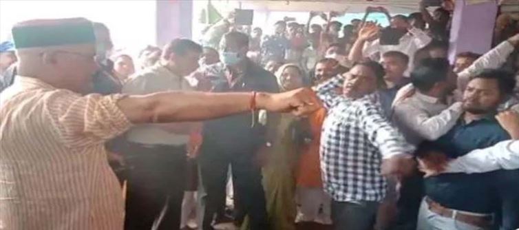కొర‌డాతో కొట్టించుకున్న ఛ‌త్తీస్‌గ‌ఢ్ సీఎం..! ఎందుకో తెలుసా..?