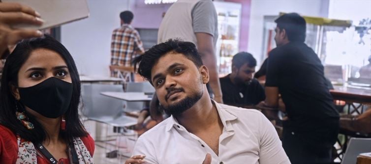 अमेरिका में ₹80,000 का iPhone भारत आते ही ₹1,30,000 — आपकी जेब से निकलने वाले हर 'अतिरिक्त' रुपये का गणित क्या है?
