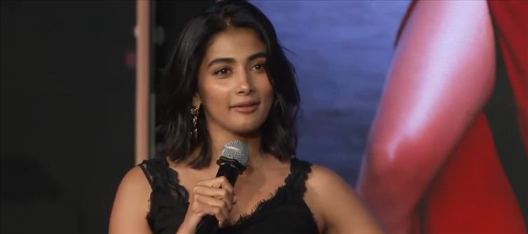 Pooja Hegde Trolls Prabhas? Her Hilarious 'Nothing Else to Offer' Comment Goes Viral