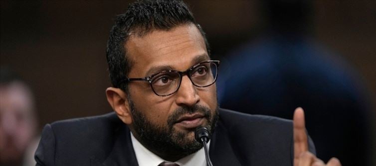 काश पटेल का 'गोल्ड प्लेटेड जेट स्की' वाला घमंड — क्या FBI चीफ़ की कुर्सी अब उन्हीं के मुँह से फिसल रही है?