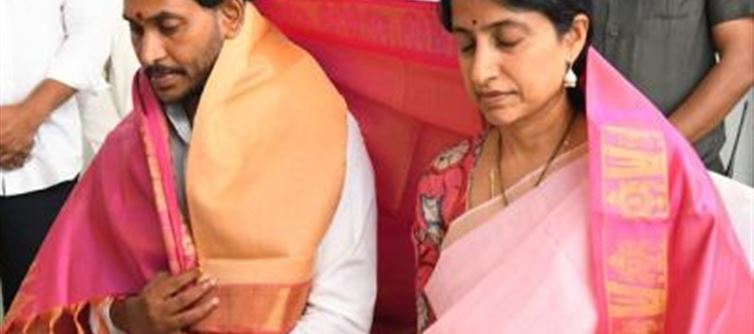 పవన్ భార్య తిరుమల టూర్.. జగన్, భారతికి మైనస్ అయ్యిందా?