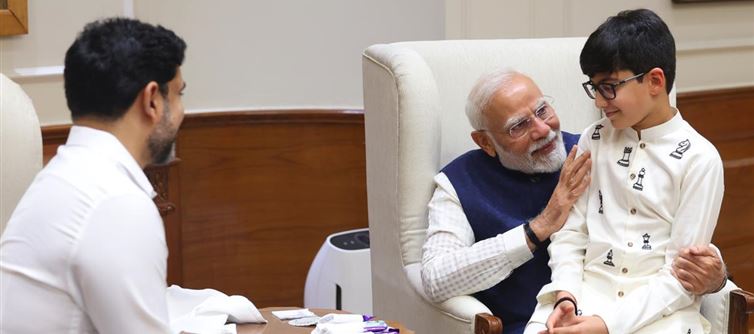మోదీ నుంచి మెల్లిగా సీక్రెట్స్ అన్నీ లాగేసిన నారా లోకేష్?