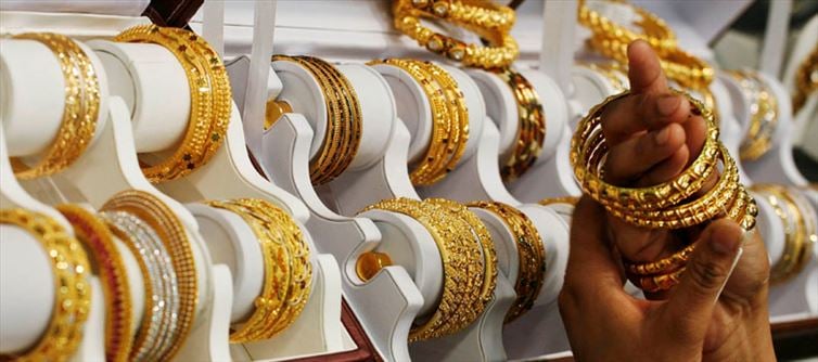 బంగారం: ఏకంగా 12 వందలు తగ్గిన బంగారం ధర!