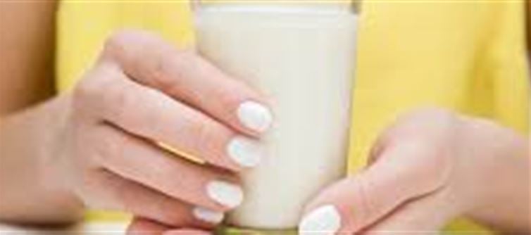 7 Amazing Health Benefits of Drinking Warm Milk at Night