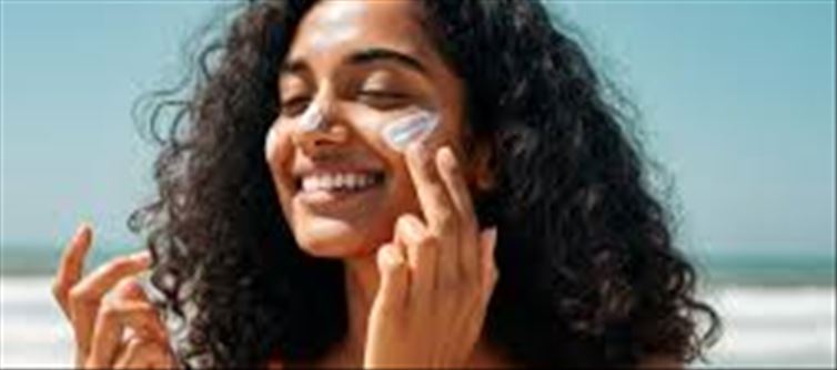 🌿 Natural Cleansers for Summer: Gentle Ways to Keep Skin Fresh
