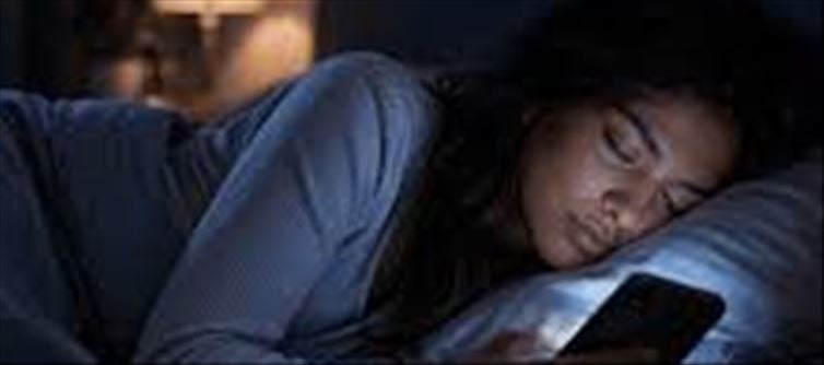 🧠 Stress, Sleep & Screen Time: How They Affect Your Hormones More Than You Think