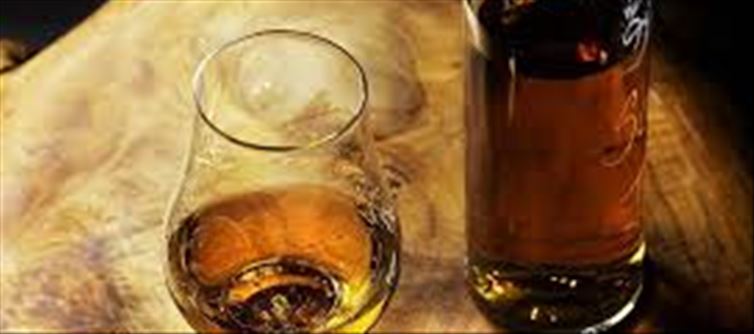 ஆல்கஹால் குடிப்பது உங்களை COVID19 இலிருந்து காப்பாற்றாது