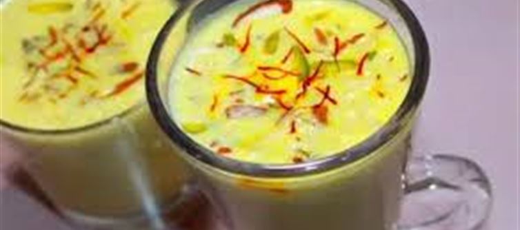 వేడివేడి పాలల్లో కుంకుమపువ్వు కలిపి తాగుతున్నారా?.. అయితే మీ పని అంతే ఇకా..?