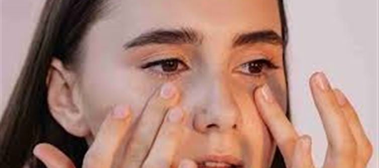 కళ్ళ కింద ఉబ్బుగా అనిపిస్తుందా?.. అయితే ఈ చిట్కాలు పాటించండి..!