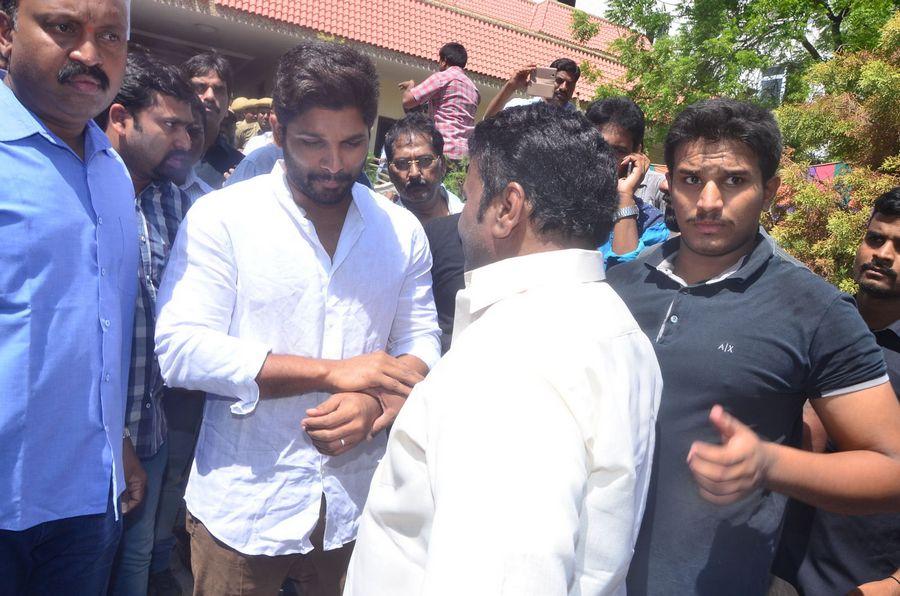 Allu Arjun Tribute to Dasari Naryana Rao Photos