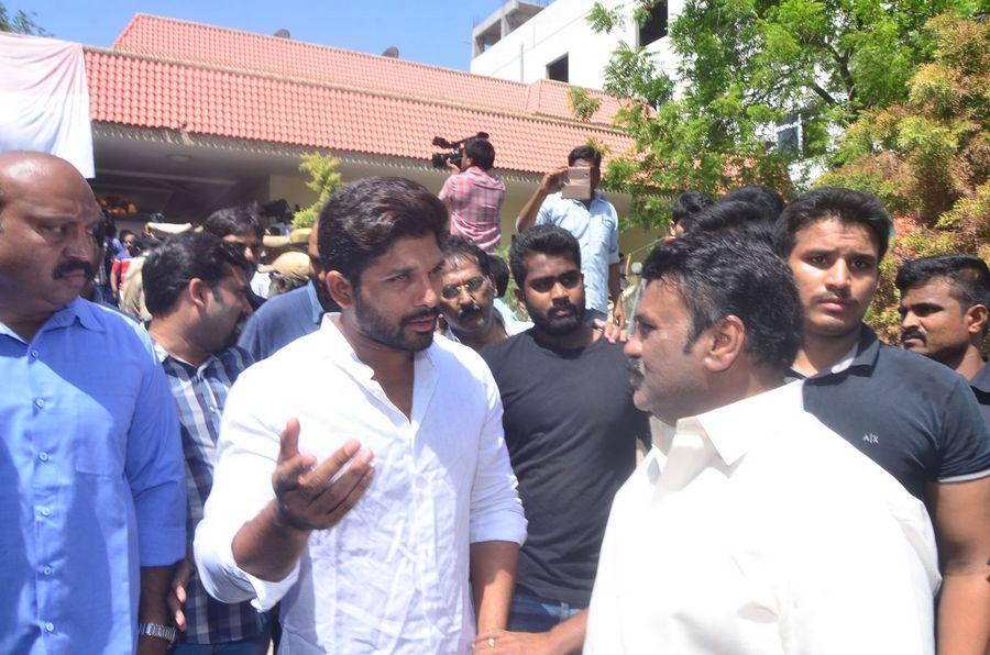 Allu Arjun Tribute to Dasari Naryana Rao Photos