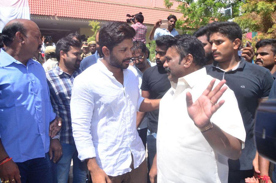 Allu Arjun Tribute to Dasari Naryana Rao Photos