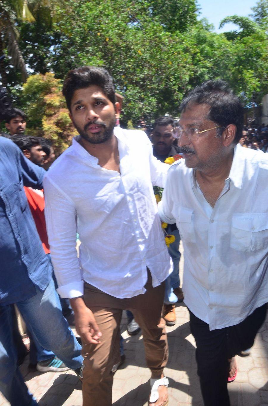 Allu Arjun Tribute to Dasari Naryana Rao Photos