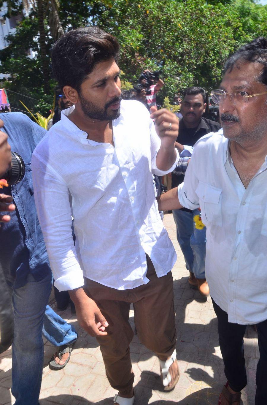 Allu Arjun Tribute to Dasari Naryana Rao Photos