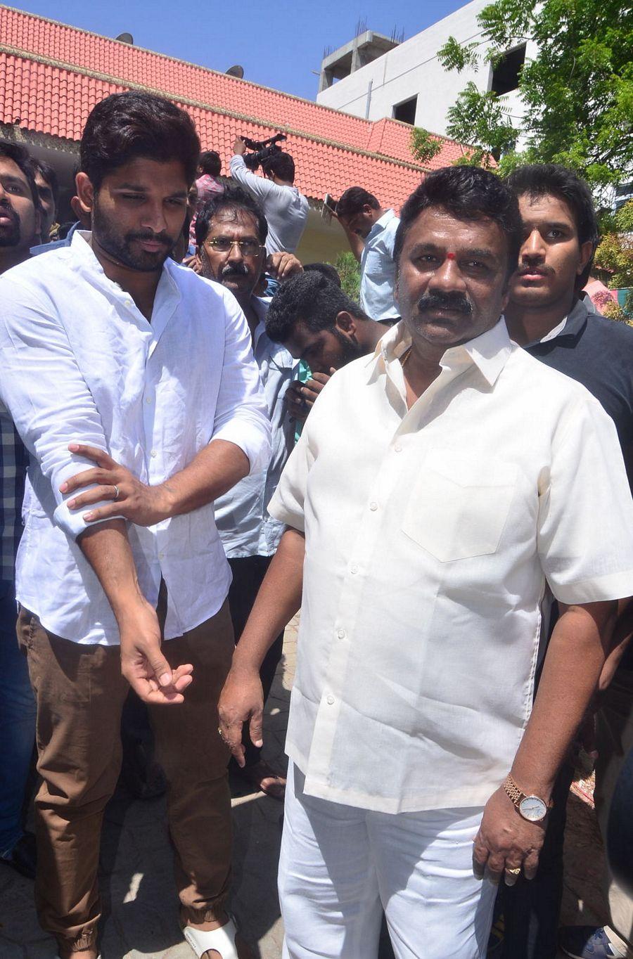 Allu Arjun Tribute to Dasari Naryana Rao Photos