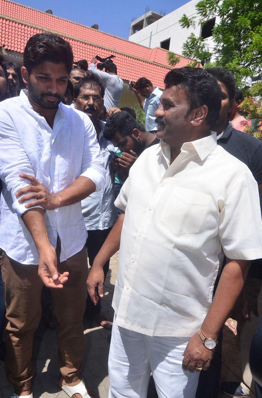 Allu Arjun Tribute to Dasari Naryana Rao Photos