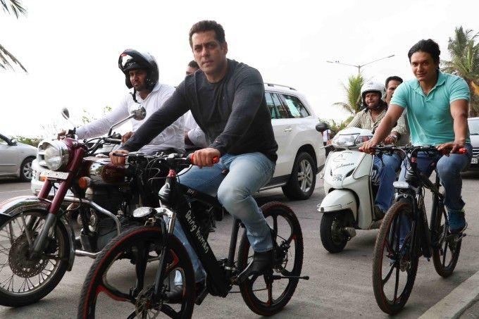 Exclusive Photos Salman Khan again rides e-cycle on Mumbai roads