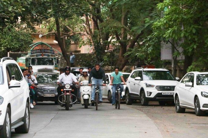 Exclusive Photos Salman Khan again rides e-cycle on Mumbai roads