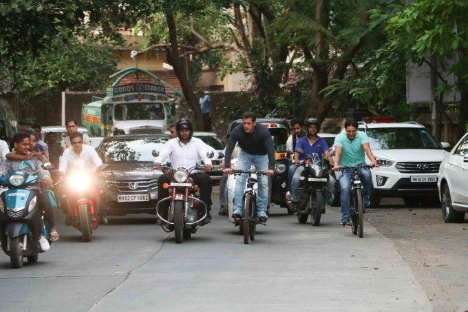Exclusive Photos Salman Khan again rides e-cycle on Mumbai roads
